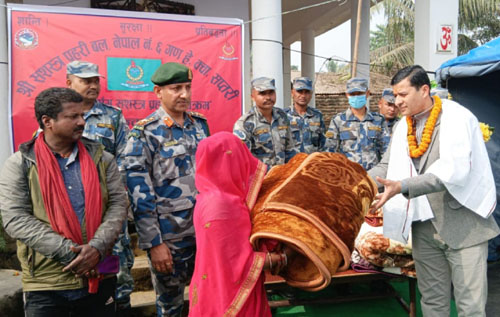 सशस्त्र प्रहरीद्वारा चिसोबाट जोगिन विपन्न वस्ती मै पुगेर कम्बल वितरण